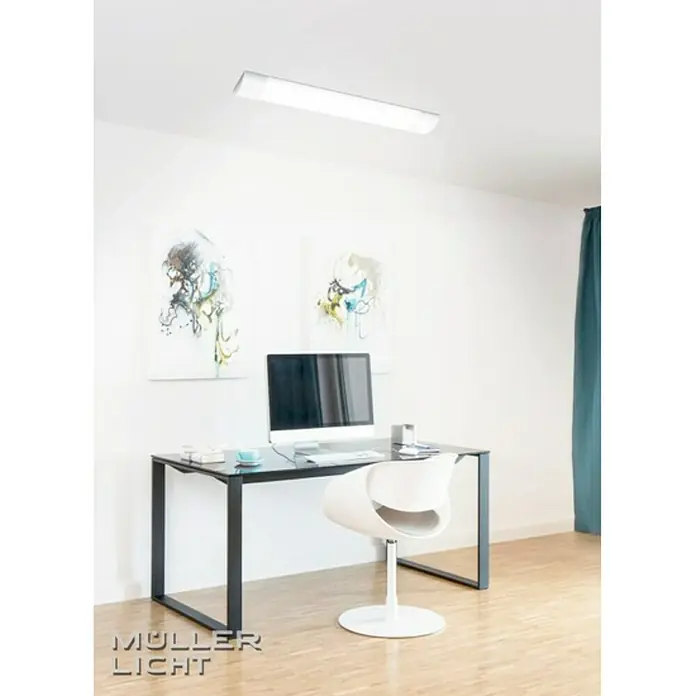 Müller-Licht LED-Wand- & Deckenleuchte Scala Dim Flat - 35 W, L x B x H: 91,3 x 12 x 3,1 cm, Weiß/Aluminium, Neutralweiß - Deckenleuchte im modernen Büro. Die Lampe sorgt für helles Licht. Ein Schreibtisch mit PC und ein Stuhl sind auch zu sehen.