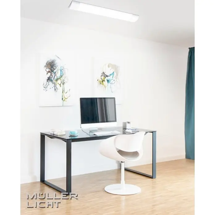 Müller-Licht Plafón LED para pared y techo - 45 W, L x An x Al: 150 x 12 x 3,1 cm, Blanco, Blanco neutro - Lámpara de techo en una oficina moderna. La lámpara proporciona luz brillante. También se ve un escritorio con un PC y una silla.