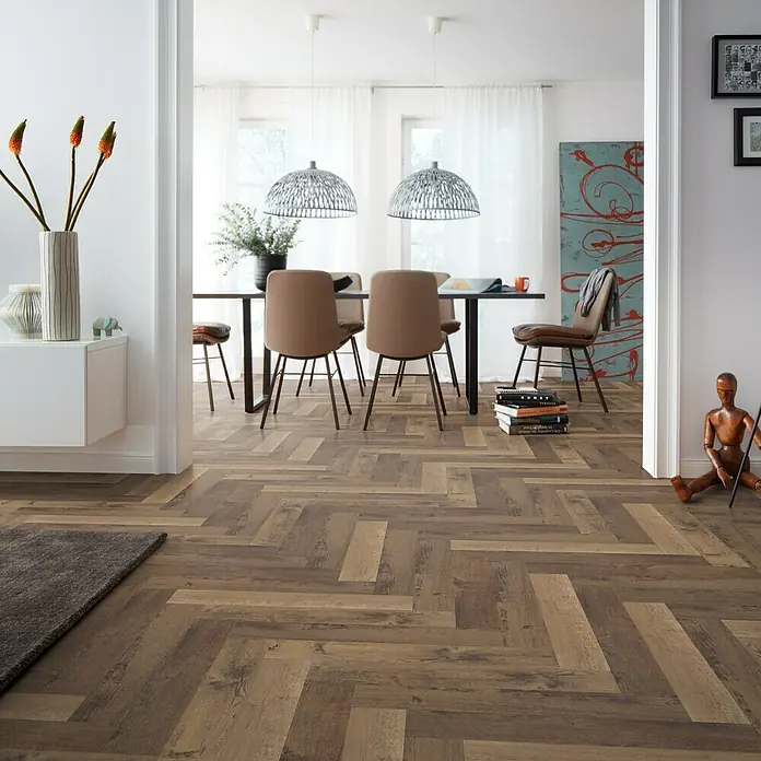 Vinylbodenmuster Isocore Inside Alsace - 280 x 120 x 8 mm, Fischgrät - Dieses Bild zeigt einen Raum mit schönem Fischgrätenparkettboden, der dem Raum Wärme und Charakter verleiht.