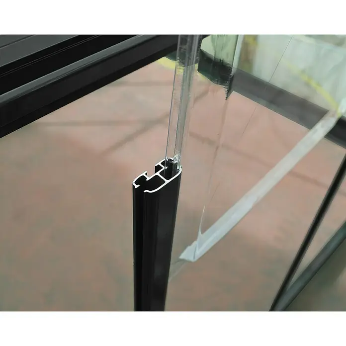 Palram – Canopia Invernadero Harmony - Medidas ext. (An x Pr): 185 x 126 cm, Gris/Transparente, Área: 2,3 m² - Primer plano de un perfil de aluminio negro con inserción de vidrio, ideal para construcciones modernas.