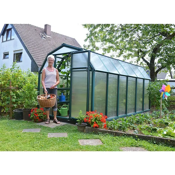 Palram – Canopia Invernadero Eco Grow - Medidas ext. (An x Pr): 204 x 383 cm, 6 mm, Verde - Mujer con una cesta de cosecha frente al invernadero.