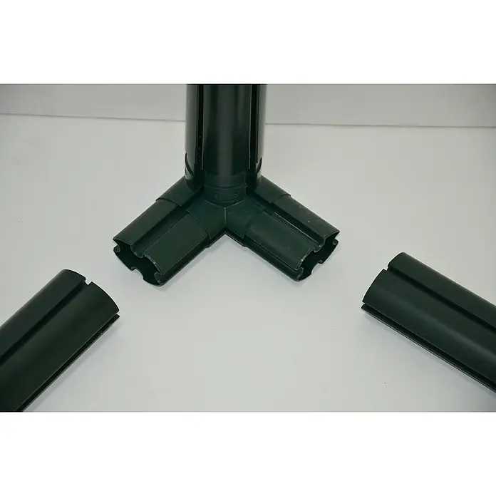Palram – Canopia Invernadero Grand Gardener - Medidas ext. (An x Pr): 264,7 x 388,6 cm, Material de la pared lateral: Plástico, 0,8 mm, Verde - Primer plano de un acoplamiento de conexión angular verde para tubos de invernadero y dos trozos de tubo sobre fondo blanco.