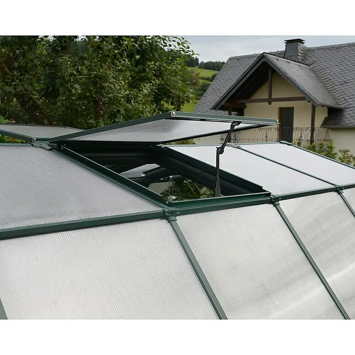 Palram – Canopia Invernadero Grand Gardener - Medidas ext. (An x Pr): 264,7 x 388,6 cm, Material de la pared lateral: Plástico, 0,8 mm, Verde - Primer plano de una ventana de invernadero con ventilación automática que se abre para regular la temperatura interior.