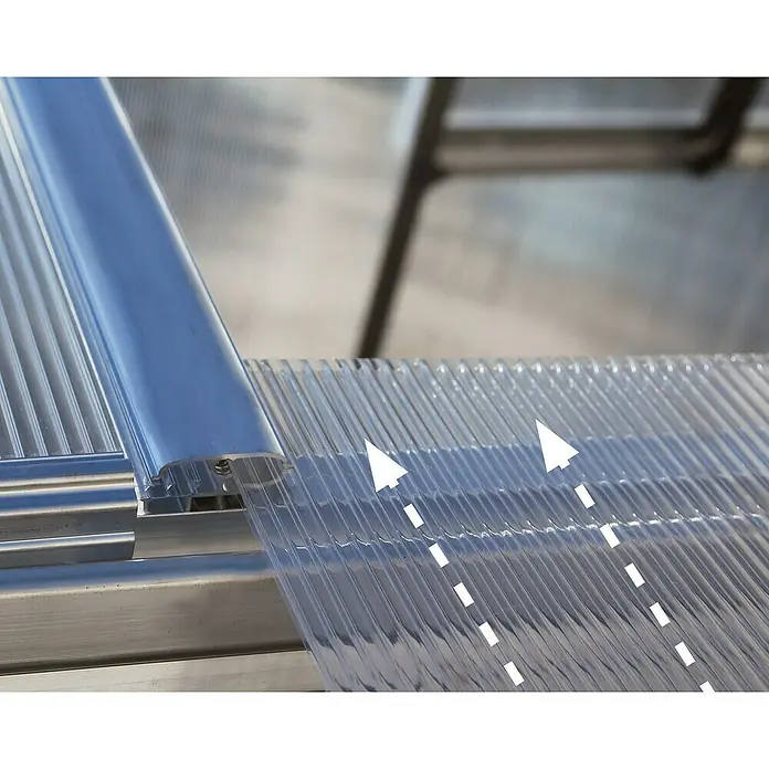 Palram – Canopia Gewächshaus Hybrid - Außenmaß inkl. Dachüberstand (B x T): 185 x 248 cm, Silber, Grundfläche: 4,6 m² - Nahaufnahme einer Polycarbonatplatte, die mit einem Aluminiumprofil befestigt ist, ideal für Überdachungen.