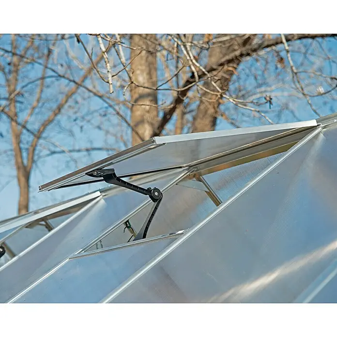 Palram – Canopia Ventana de techo Mythos - Cromo - Primer plano de una ventana de techo abierta de un invernadero. La ventana se mantiene abierta mediante un mecanismo de apertura negro.