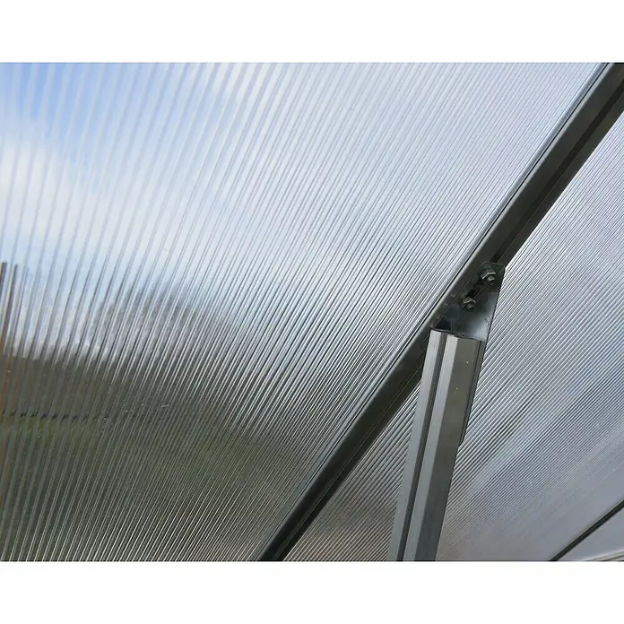 Palram – Canopia Invernadero Hybrid - Medidas ext. (An x Pr): 185 x 248 cm, Plateado, Área: 4,6 m² - Primer plano de un panel de policarbonato de un invernadero, sujeto con marcos metálicos robustos y tornillos para una durabilidad óptima.