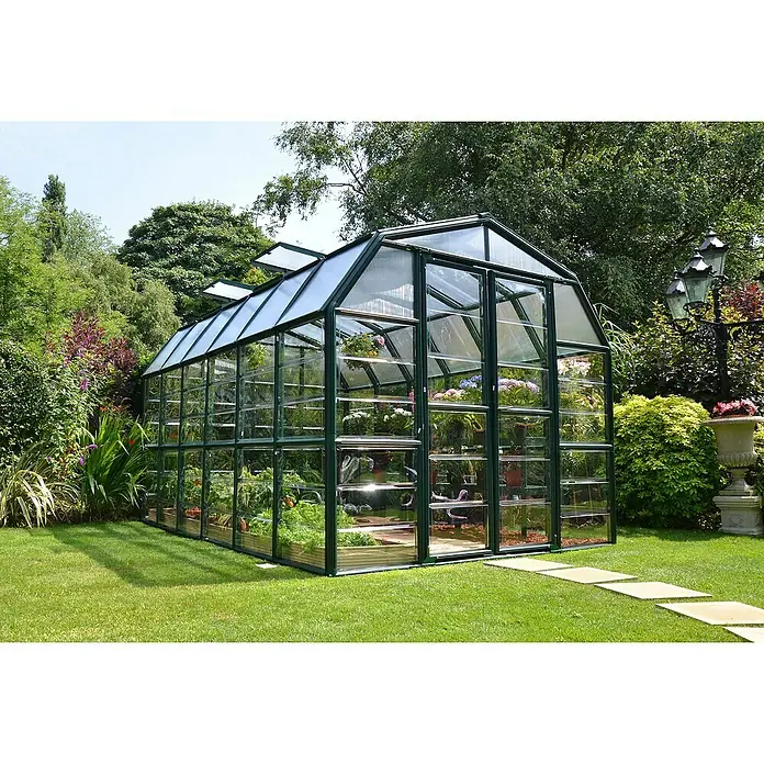 Palram – Canopia Invernadero Grand Gardener - Medidas ext. (An x Pr): 264,7 x 388,6 cm, Material de la pared lateral: Plástico, 0,8 mm, Verde - Un espacioso invernadero de vidrio con un marco verde se encuentra en un jardín, lleno de plantas y listo para jardineros.