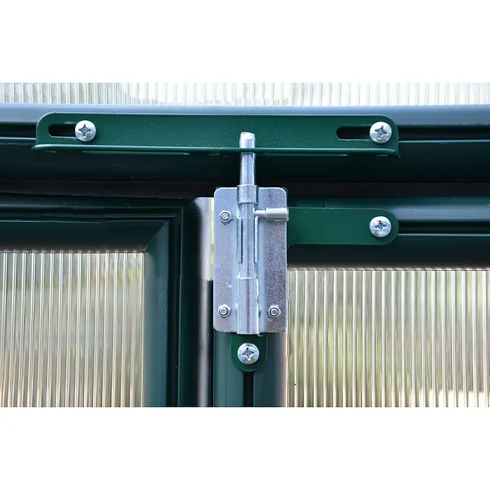 Palram – Canopia Invernadero Hobby Gardener - Medidas ext. (An x Pr): 266 x 516 cm, 6 mm, Verde - Primer plano de un cerrojo plateado en una puerta verde, fijado con tornillos en un invernadero.