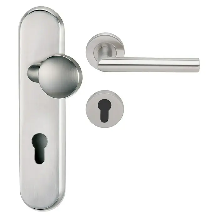 Diamond Doors Modern Schutzbeschlag warrior L-Form - Wohnungsabschlusstür, Farbe: Edelstahl matt, Knopf außen, Drücker innen, DIN 18257 ES 0, Stärke Tür: 35 mm - 45 mm - Nahaufnahme eines Türbeschlags aus Edelstahl mit Griff, Rosette und Langschild. Moderner Look für stilvolle Türen.