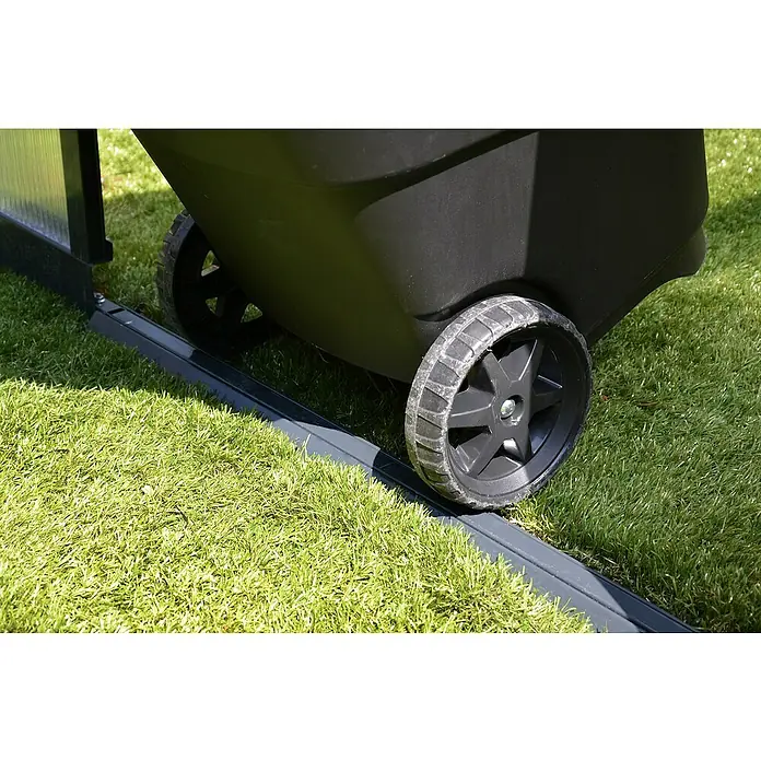 Palram – Canopia Invernadero Glory - Medidas ext. (An x Pr): 244,5 x 244 cm, 10 mm, Antracita - Primer plano de un contenedor de basura negro con ruedas en un césped, destacando el diseño práctico del contenedor para facilitar su movilidad.