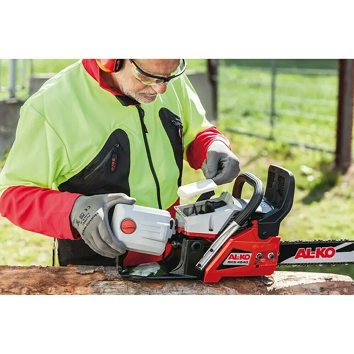 AL-KO Comfort Benzin-Kettensäge BKS 4540 - 1.700 W, 45,02 cm³, Schwertlänge: 40 cm - Nahaufnahme einer AL-KO BKS 4540 Kettensäge in Aktion, bedient von einer Person mit Schutzkleidung.