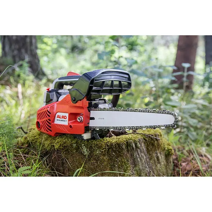 AL-KO Benzin-Kettensäge 2625 TSB - 900 W, 25,4 cm³, Schwertlänge: 25 cm - Nahaufnahme einer AL-KO BKS 2625 T Kettensäge auf einem Baumstumpf im Freien, die die robuste Bauweise und Funktionalität hervorhebt.