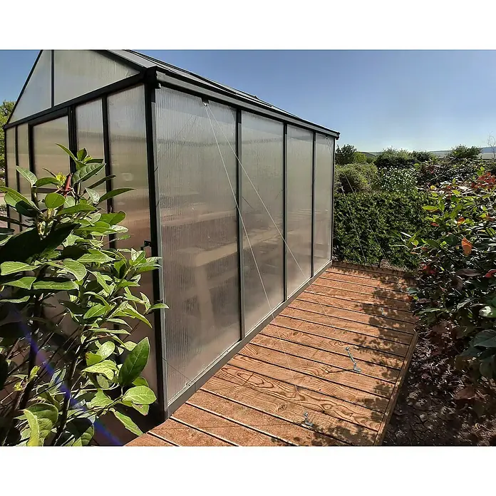 Palram – Canopia Invernadero Glory - Medidas ext. (An x Pr): 244,5 x 364 cm, 10 mm, Antracita - Amplio invernadero con una robusta terraza de madera, rodeado de exuberante vegetación. Ideal para amantes de las plantas.