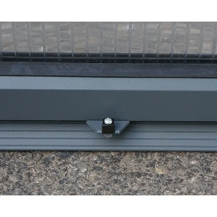Palram – Canopia Invernadero Glory - Medidas ext. (An x Pr): 253 x 604 cm, 10 mm, Antracita - Primer plano de un perfil base de invernadero de aluminio con elementos de fijación, lo que proporciona un montaje estable. Ideal para jardinería.