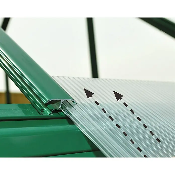 Palram – Canopia Invernadero Balance - Medidas ext. (An x Pr): 244 x 607 cm, 0,7 mm, Verde - Primer plano de una estructura de invernadero verde con paneles de policarbonato fijados por un perfil.