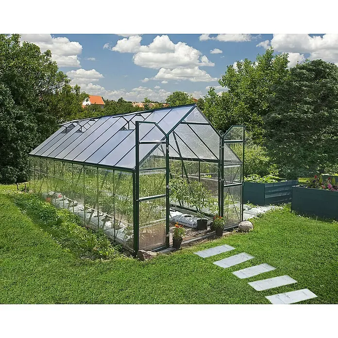 Palram – Canopia Invernadero Balance - Medidas ext. (An x Pr): 244 x 607 cm, 0,7 mm, Verde - Un invernadero de cristal con puertas abiertas, rodeado de vegetación, ofrece un ambiente ideal para el crecimiento de plantas y jardinería.