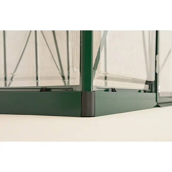 Palram – Canopia Invernadero Balance - Medidas ext. (An x Pr): 244 x 607 cm, 0,7 mm, Verde - Detalle de un invernadero con base verde y paredes transparentes, mostrando la construcción y los materiales.