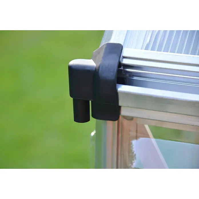 Palram – Canopia Invernadero Balance - Medidas ext. (An x Pr): 244 x 247 cm, 0,7 mm, Plateado - Detalle de una esquina de invernadero con marco de aluminio y conector de plástico negro, que ofrece estabilidad y protección.