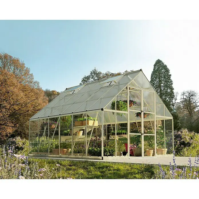 Palram – Canopia Invernadero Balance - Medidas ext. (An x Pr): 304 x 366 cm, 0,7 mm, Plateado - Un invernadero lleno de plantas se encuentra en el jardín, perfecto para jardineros aficionados.
