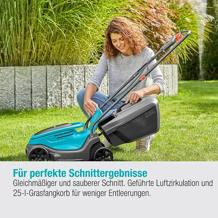 Gardena Power for All 18V Akku-Rasenmäher - 18 V, Ohne Akku, 4 Ah, Schnittbreite: 30 cm - Frau montiert einen blauen Rasenmäher mit einem 25L Grasfangkorb auf einer grünen Rasenfläche.