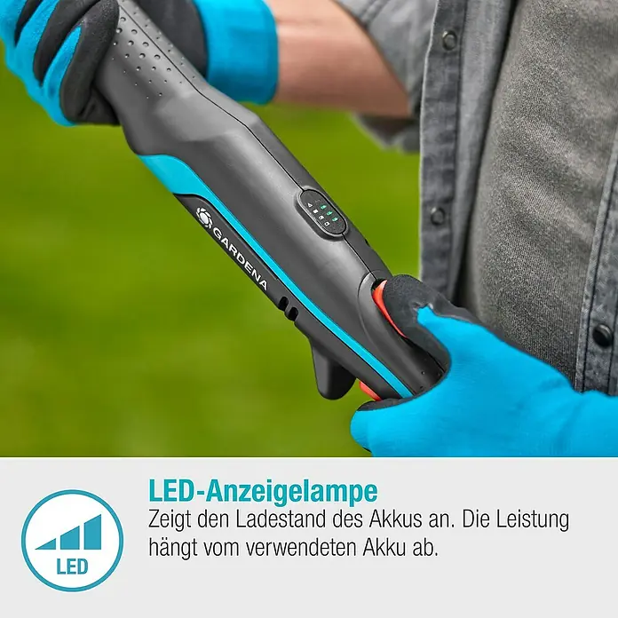Gardena Power for All 18V Baumschere HighCut - 18 V, Ohne Akku, Max. Aststärke: 28 mm, Länge: 255,7 cm - Nahaufnahme einer Gardena Akku-Gras- und Strauchschere mit LED-Anzeige für den Akkustand.