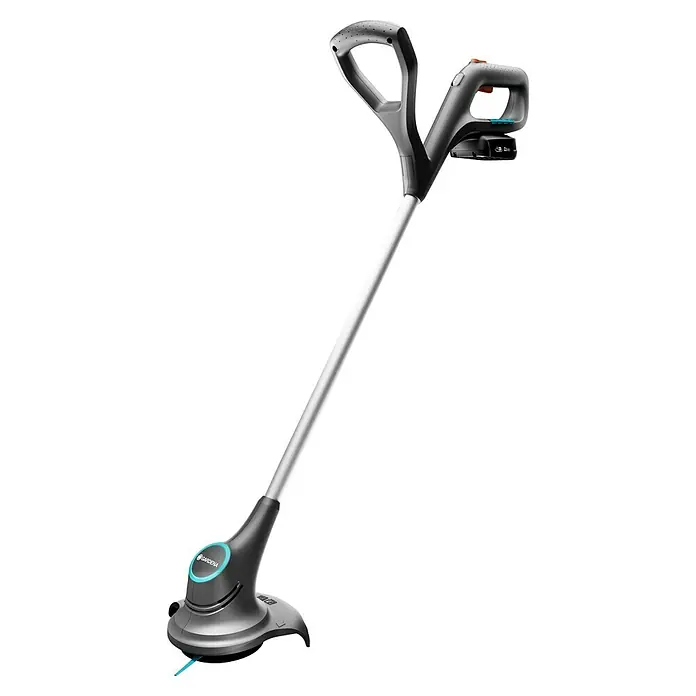 Gardena Power for All 18V Akku-Rasentrimmer - 18 V, 2 Ah, Li-Ionen, 1 Akku, Schnittbreite Messer: 23 cm - Abbildung eines Gardena Akku-Trimmers mit Teleskopstiel, der sich ideal für Rasenkanten eignet. Er ist leicht, handlich und kabellos.