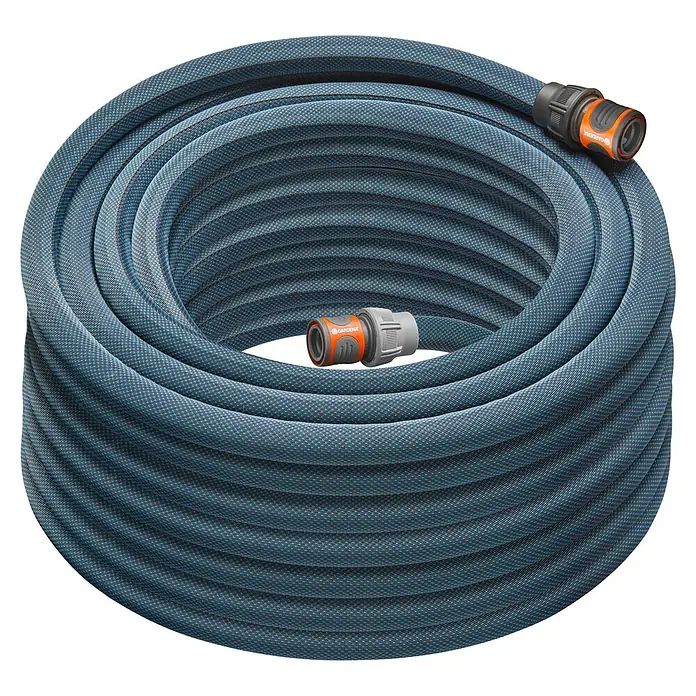 Gardena Gartenschlauch Liano Xtreme Set - 25 m, Schlauchdurchmesser: 19 mm - Aufgerollter blauer Gardena Gartenschlauch mit orangefarbenen Anschlüssen. Der Schlauch liegt in einem Kreis auf schwarzem Untergrund.