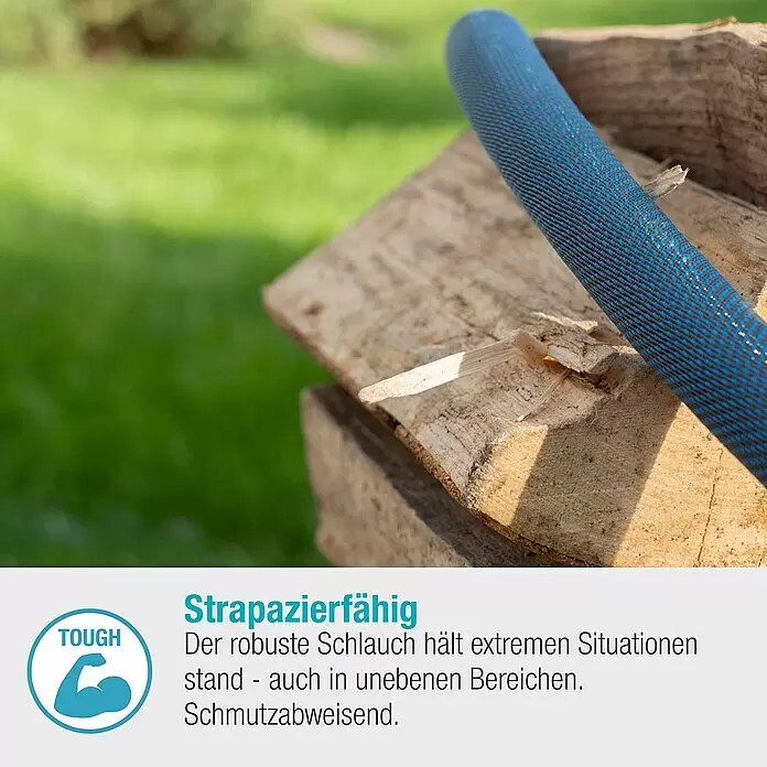 Gardena Gartenschlauch Liano Xtreme Set - 20 m, Schlauchdurchmesser: 19 mm - Ein robuster blau-grauer Schlauch liegt auf rauen Holzscheiten im Freien.