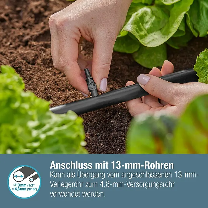 Gardena Micro-Drip Verbinder - 3/16" x 4,6 mm, 10 Stk. - Nahaufnahme einer Person, die ein 13-mm-Rohrstück an ein Bewässerungssystem im Garten anschließt.
