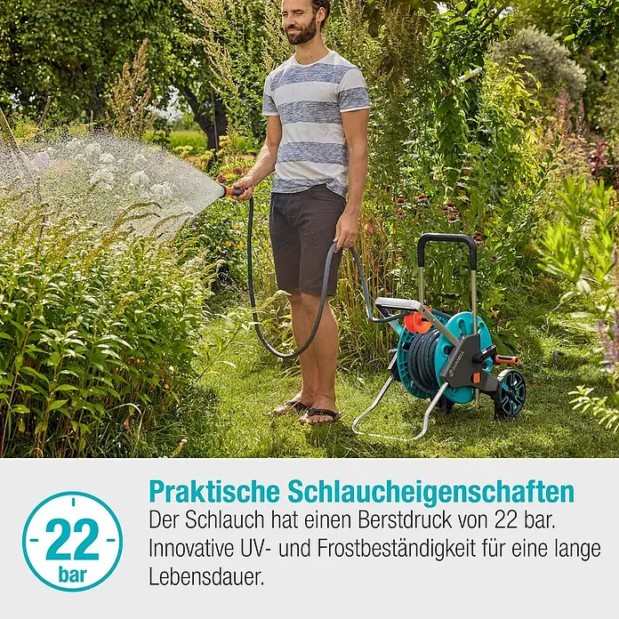Gardena Gartenschlauch Liano Life Set - 15 m, Schlauchdurchmesser: 13 mm - Mann bewässert Garten mit Gardena Schlauchwagen. Der Schlauch ist UV- und frostbeständig für lange Lebensdauer und hat einen Berstdruck von 22 bar.