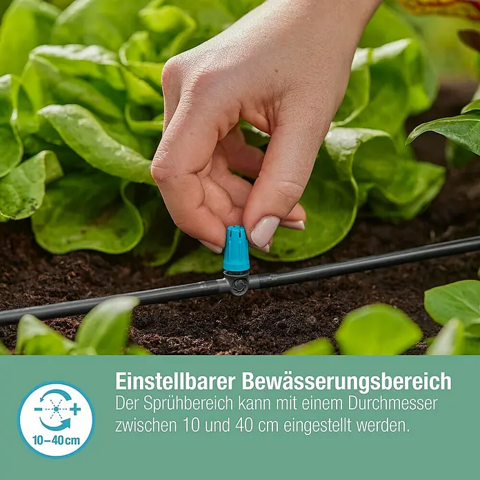 Gardena Micro-Drip Kleinflächendüse - 3/16" x 4,6 mm, 10 Stk. - Nahaufnahme einer Hand, die einen einstellbaren Bewässerungskopf an einem Bewässerungsschlauch in einem Gemüsegarten anpasst.