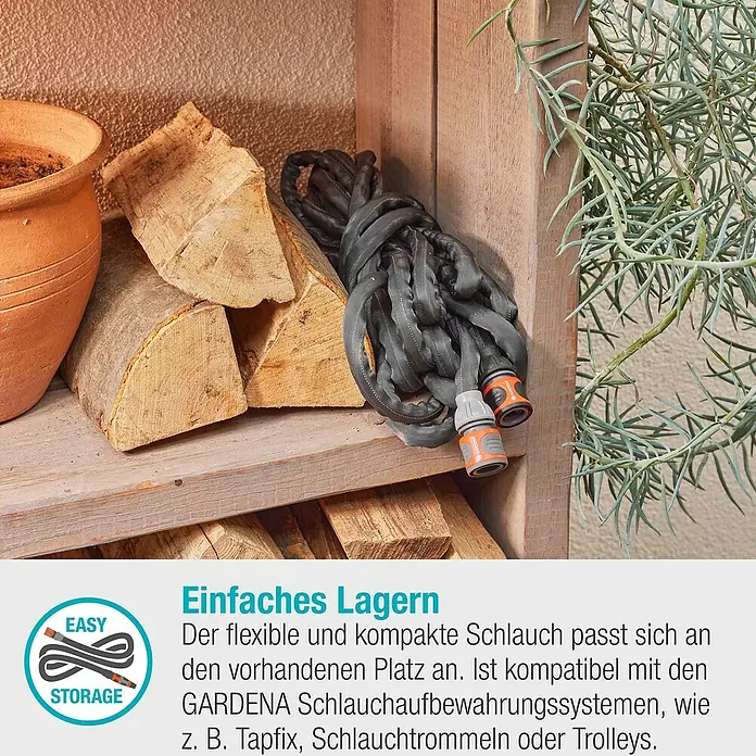 Gardena Gartenschlauch Liano Life Set - 15 m, Schlauchdurchmesser: 13 mm - Schlauchaufbewahrung: Flexibler Schlauch, kompakt verstaubar, kompatibel mit GARDENA Systemen. Holz und Topf im Hintergrund.