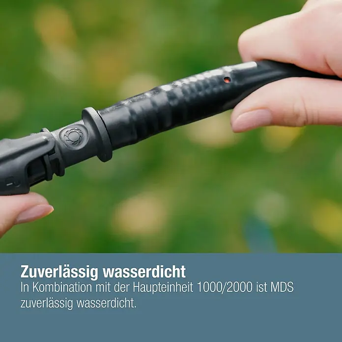 Gardena Micro-Drip Verbinder - 1/2" x 13 mm, Passend für: Gardena Verlegerohre, 1 Stk. - Das Bild zeigt eine Nahaufnahme eines wasserdichten Bewässerungsschlauchs, der von Händen gehalten wird. Das Produkt verspricht Zuverlässigkeit.