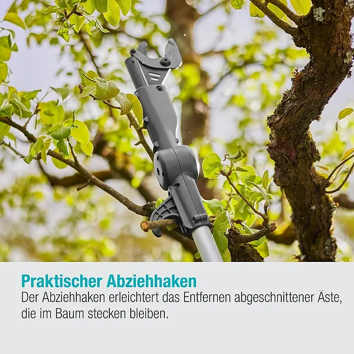 Gardena Power for All 18V Baumschere HighCut - 18 V, 1 Akku, Max. Aststärke: 28 mm, Länge: 360 cm - Asthaken im Einsatz: Praktisches Werkzeug zum Entfernen von Ästen, die im Baum hängen bleiben. Ideal für Baumpflege und Gartenarbeit.