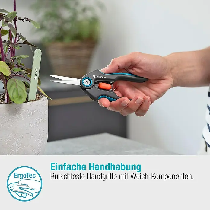 Gardena Schere FreshCut - Geeignet für: Kräuter - Das Bild zeigt eine Gardena Kräuterschere mit ergonomischen Griffen neben einem Basilikumtopf. Ideal für präzise Schnitte im Garten.