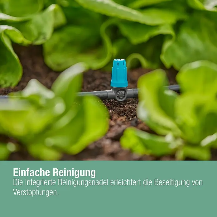 Gardena Micro-Drip Kleinflächendüse - 3/16" x 4,6 mm, 10 Stk. - Nahaufnahme eines Bewässerungssystems mit Reinigungsnadel zwischen Salatpflanzen.