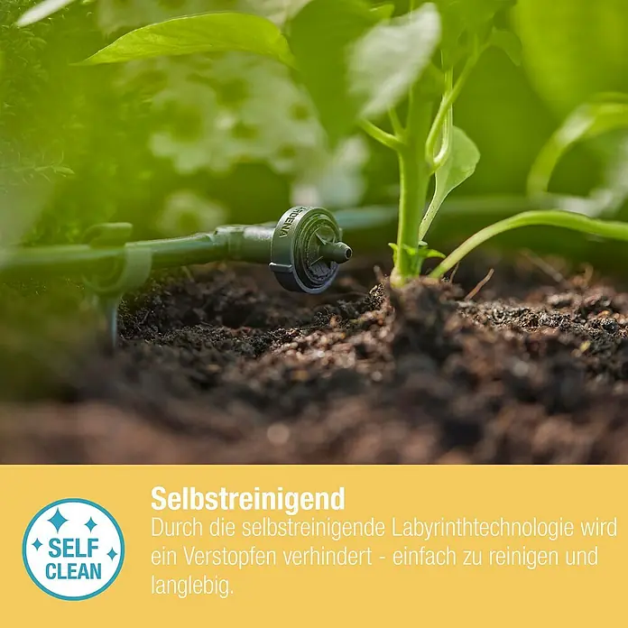 Gardena Micro-Drip Reihentropfer druckregulierend - 10 Stk. - Nahaufnahme einer selbstreinigenden GARDENA-Bewässerungsdüse, die an einer Pflanze befestigt ist.