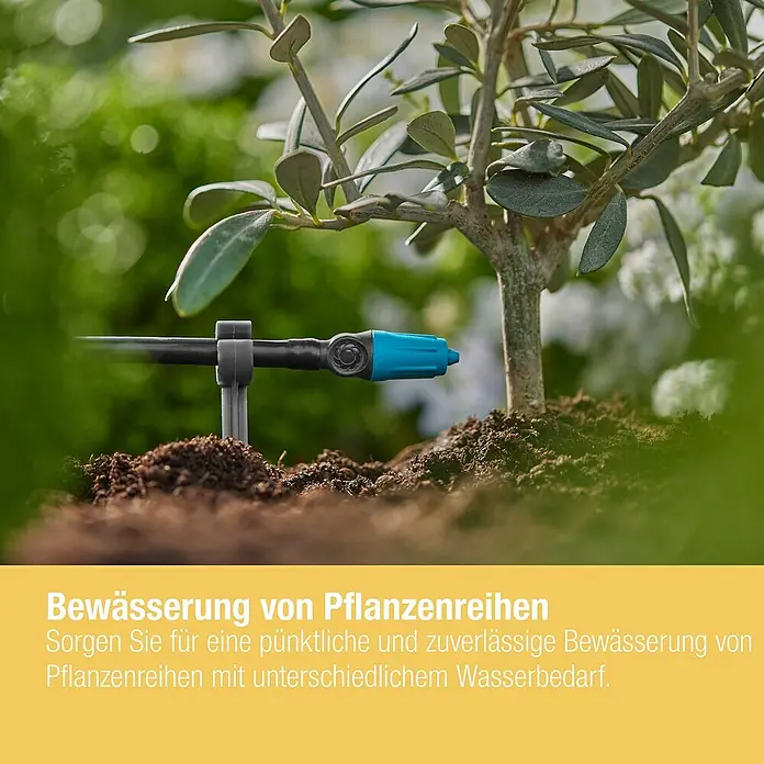Gardena Micro-Drip Regulierbarer Endtropfer - 10 Stk., Max. Wasserdurchfluss: 15 l/h - Nahaufnahme einer Bewässerungsdüse am Stamm einer Pflanze.