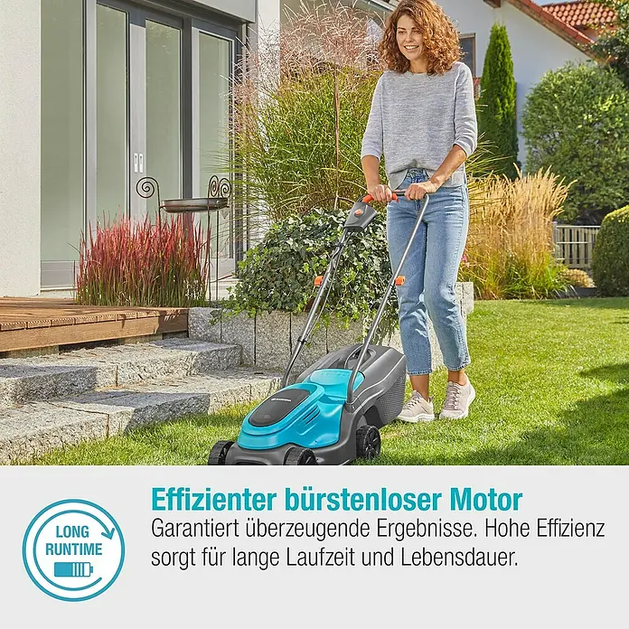 Gardena Power for All 18V Akku-Rasenmäher - 18 V, Ohne Akku, 4 Ah, Schnittbreite: 30 cm - Frau benutzt einen hellblauen und schwarzen Rasenmäher auf einem grünen Rasen.