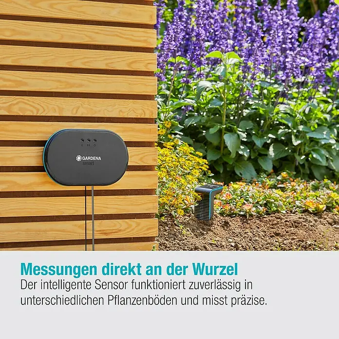 Gardena Smart system Bewässerungssteuerung - Batteriebetrieben, 3 -tlg., Passend für: Alle Gardena smart system Erweiterungen - Das Bild zeigt einen GARDENA smart Sensor an einer Holzwand, der für präzise Messungen im Garten verwendet wird.