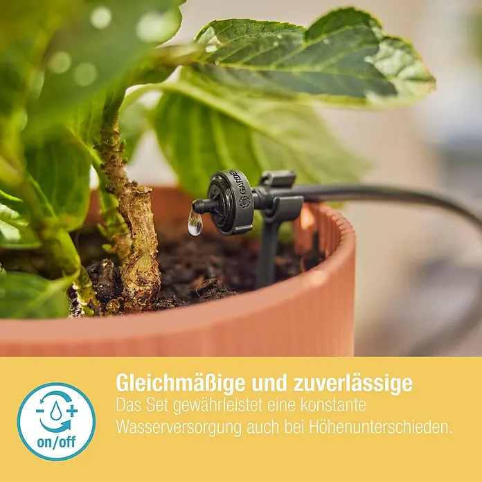 Gardena Micro-Drip Bewässerungs-Set Balkon Start-Set - Geeignet für: Bis zu 15 Topfpflanzen, Passend für: Bis zu 15 Topfpflanzen - Nahaufnahme einer Bewässerungsdüse im Blumentopf, die die Pflanze tropfenweise mit Wasser versorgt.