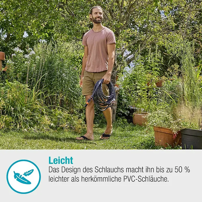 Gardena Gartenschlauch Liano Life Set - 15 m, Schlauchdurchmesser: 13 mm - Ein Mann hält einen leichten Gartenschlauch.