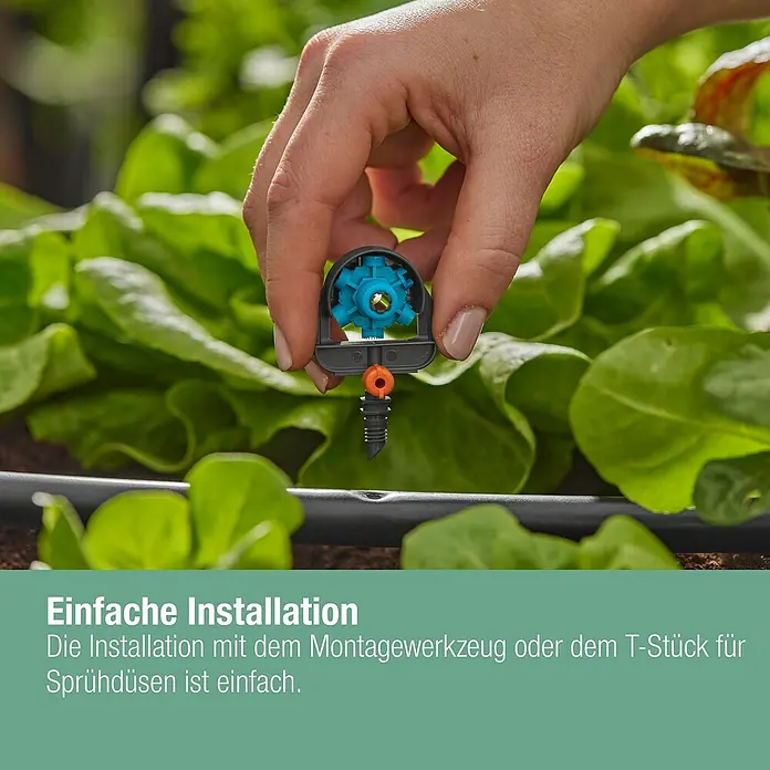 Gardena Micro-Drip Sprühdüse 6 in 1 - Durchmesser Anschluss: 13 mm, Quick & Easy-Verbindungstechnik - Nahaufnahme einer Hand, die einen Micro-Drip-Sprinkler über einem Salatbeet hält.