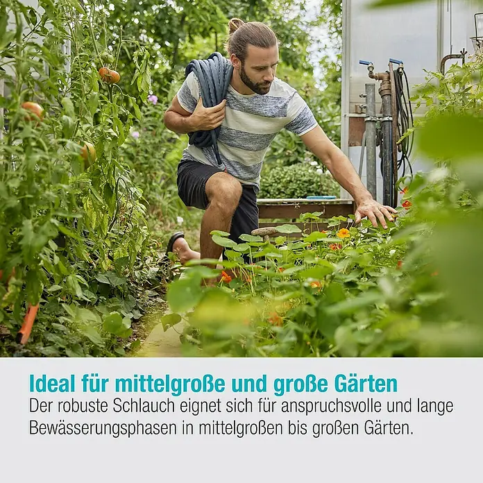 Gardena Gartenschlauch Liano Xtreme Set - 25 m, Schlauchdurchmesser: 13 mm - Ein Mann mit einem Schlauch im Garten, ideal für mittelgroße bis große Gärten, der robuste Schlauch für Bewässerung.