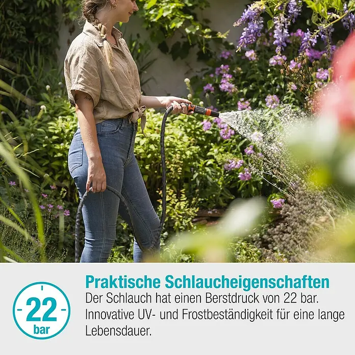 Gardena Gartenschlauch Liano Life Set - 30 m, Schlauchdurchmesser: 13 mm - Frau gießt Blumen mit einem Gartenschlauch, der einen Berstdruck von 22 bar und UV- und Frostbeständigkeit bietet.