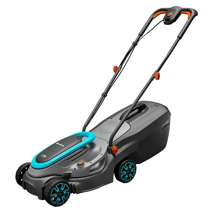 Gardena Power for All 18V Akku-Rasenmäher PowerMax 32/18V - 18 V, 1 Akku, 4 Ah, Schnittbreite: 32 cm - Ein grauer Gardena Rasenmäher mit türkisfarbenen Akzenten und orangefarbenen Bedienelementen vor einem schwarzen Hintergrund.