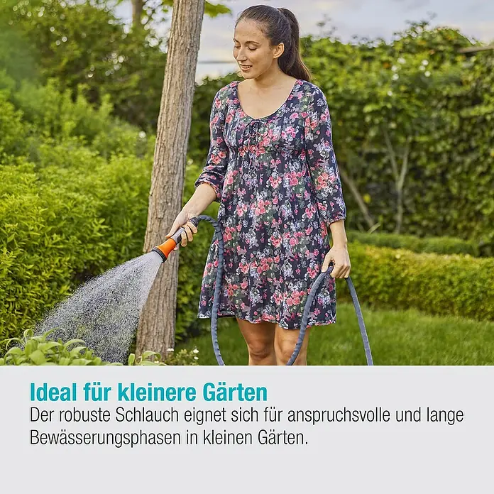 Gardena Gartenschlauch Liano Xtreme Set - 15 m, Schlauchdurchmesser: 13 mm - Frau gießt mit einem flexiblen Gartenschlauch den Garten. Ideal für anspruchsvolle und lange Bewässerungsphasen in kleinen Gärten.