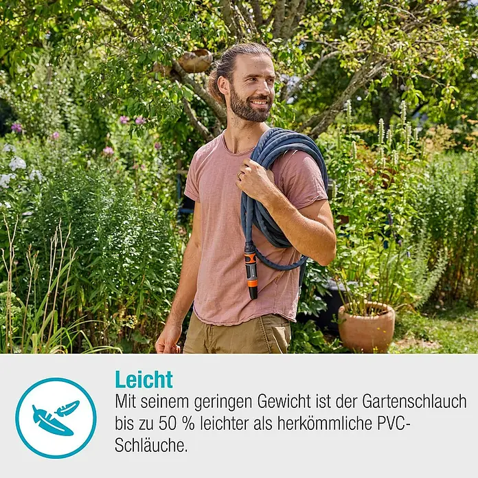 Gardena Gartenschlauch Liano Xtreme Set - 25 m, Schlauchdurchmesser: 13 mm - Mann mit Gardena Gartenschlauch. Der Gartenschlauch ist leicht und bis zu 50% leichter als herkömmliche PVC-Schläuche.