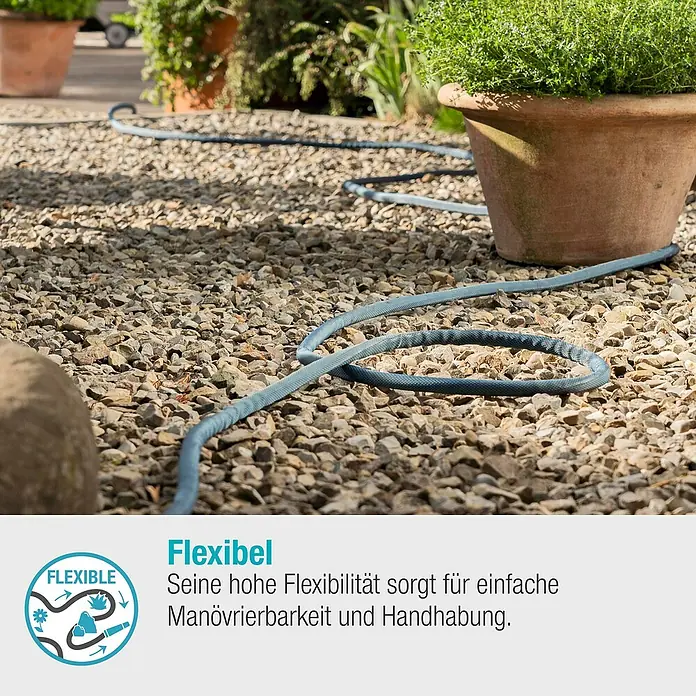 Gardena Gartenschlauch Liano Xtreme Set - 20 m, Schlauchdurchmesser: 13 mm - Gartenimpression mit flexiblem Wasserschlauch auf Kiesweg. Der Schlauch ist blau und liegt neben einem Topf mit Pflanze.