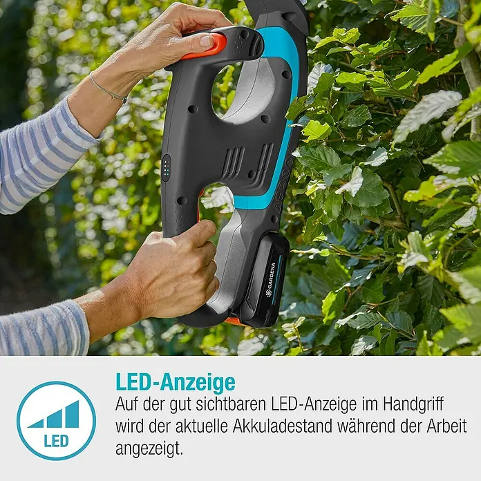 Gardena Power for All 18V Akku-Heckenschere EasyCut - 18 V, Li-Ionen, Ohne Akku - Nahaufnahme einer GARDENA Akku-Heckenschere im Einsatz mit LED-Anzeige für den Akkuladestand.